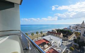 Dios Ponte Finikoudes Beachfront